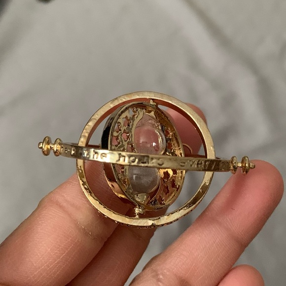 NWOT Harry Potter Time Turner Swiveling Hourglass Rotating Time Necklace Gold - Picture 8 of 10
